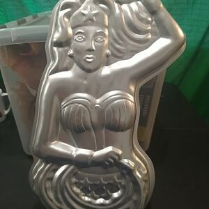 Vintage 1976 Wilton Wonder Woman Aluminum Cake Pan DC Comics
